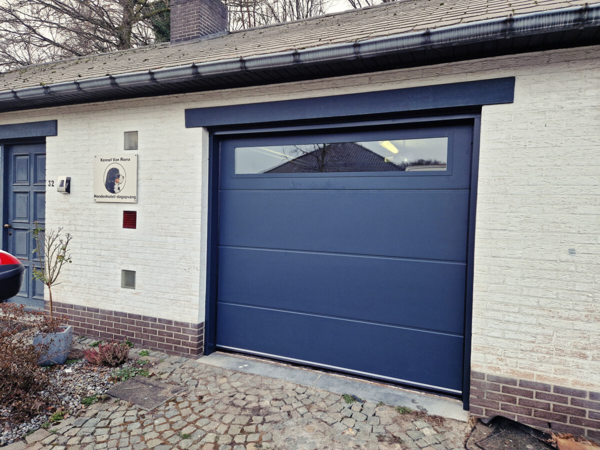 Verhoog uw Garage met Stijl: Garagepoort met Panoramavenster bij Kennel Van Riona Hondenhotel in Genk