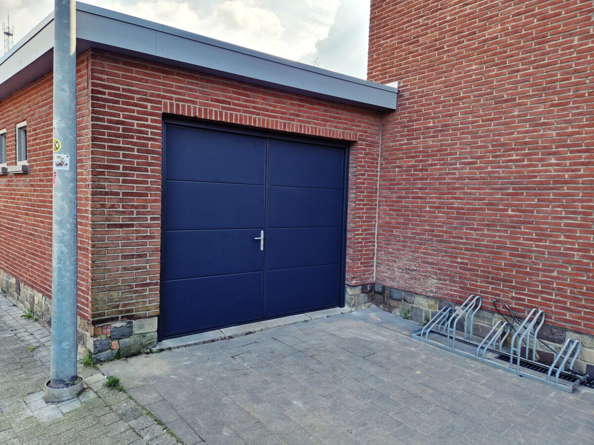 Antraciete openslaande garagedeur met roestvrijstalen schild in Mechelen: Een combinatie van elegantie en duurzaamheid.