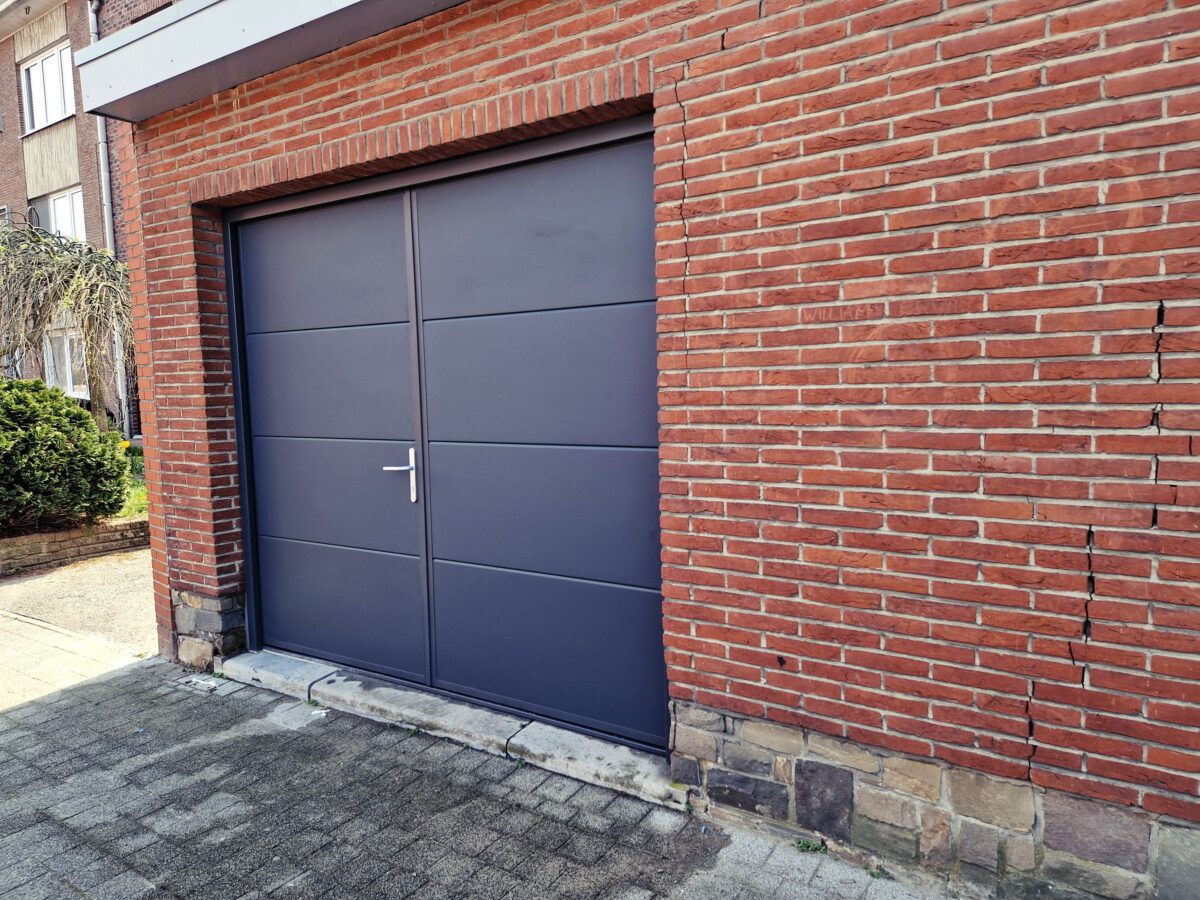 Antraciete kleur (RAL 7016) openslaande garagedeur in Mechelen: Stijlvolle en moderne toevoeging aan uw woning.