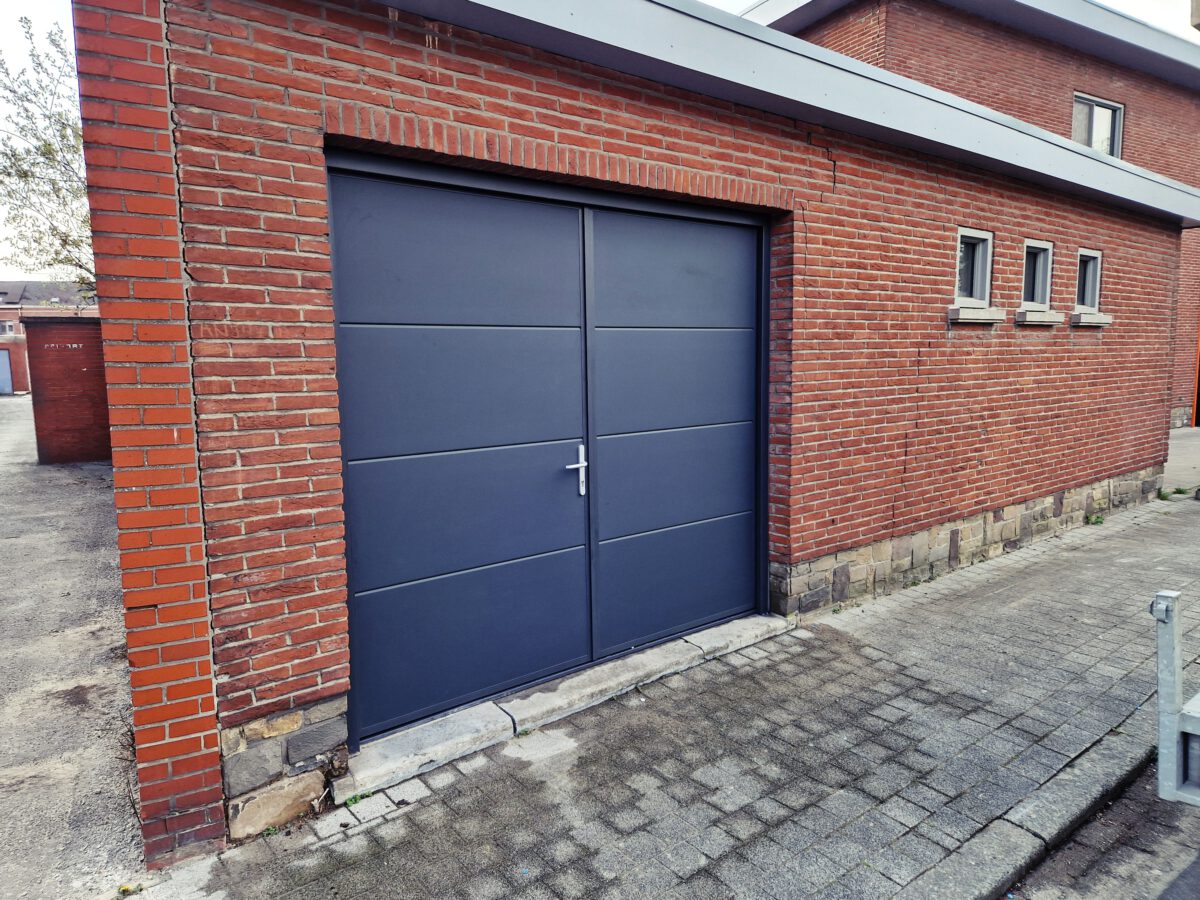 Horizontaal verdeelde antraciet openslaande garagedeur in Mechelen: Strak en eigentijds ontwerp voor uw woning.