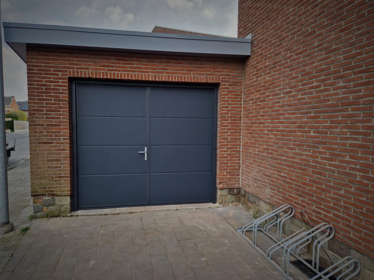 Stijlvolle openslaande garagedeur met verborgen scharnieren in Mechelen: Naadloos design en strakke afwerking