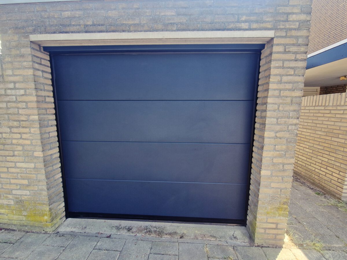 Voor een afbeelding van de geplaatste garagedeur in Eindhoven:
Alt-attribuut: "Professioneel geplaatste garagedeur in Eindhoven"