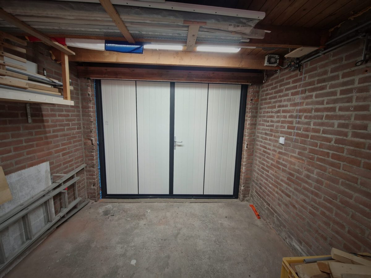 Deze foto toont het eindresultaat van onze nauwgezette werkzaamheden: een prachtige en functionele openslaande garagedeur bij de woning van de heer J.D.V in Papendrecht. 