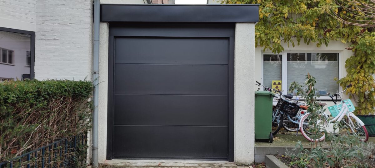 Geniet van vakmanschap: Ontdek onze zorgvuldig geplaatste sectionale garagedeur, een symbool van kwaliteit en functionaliteit voor uw huis.
